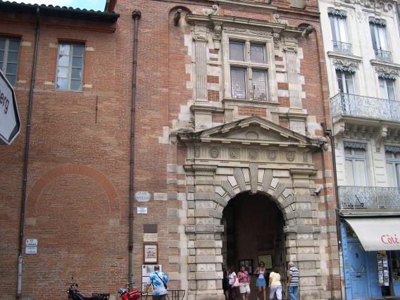  Place Assézat, entrée de l'hôtel d'Assézat